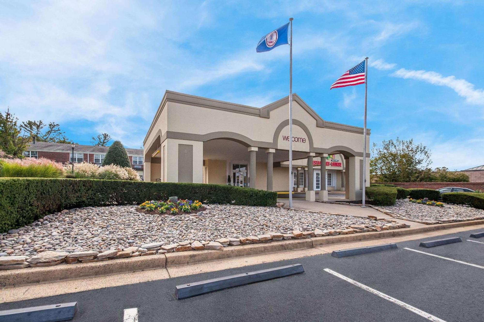 Clarion Inn Falls Church-Arlington Esterno foto