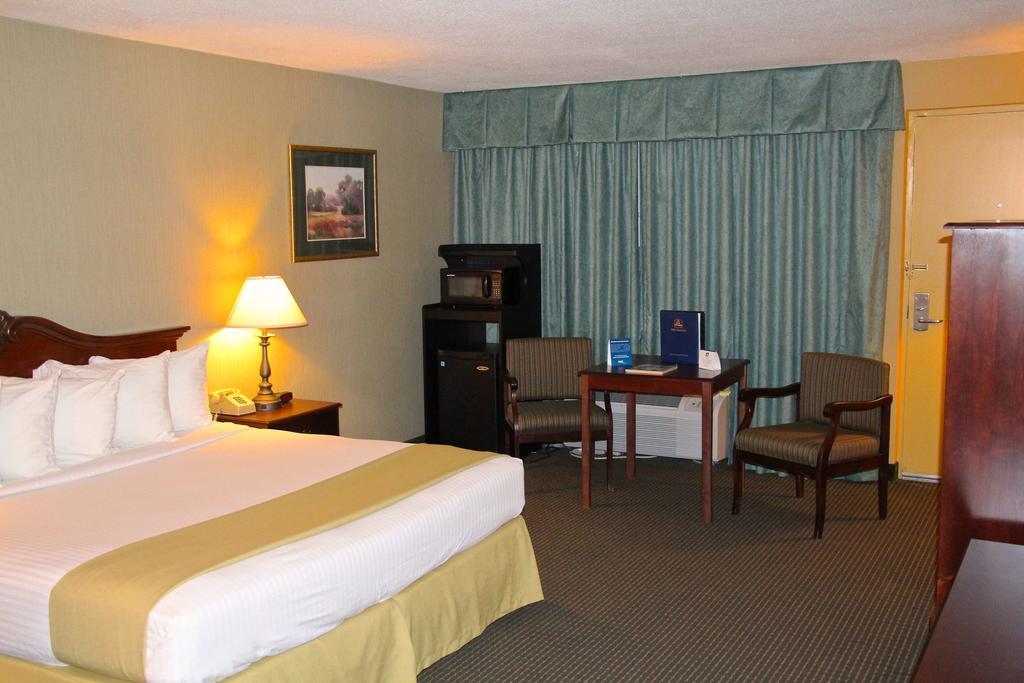 Clarion Inn Falls Church-Arlington Esterno foto